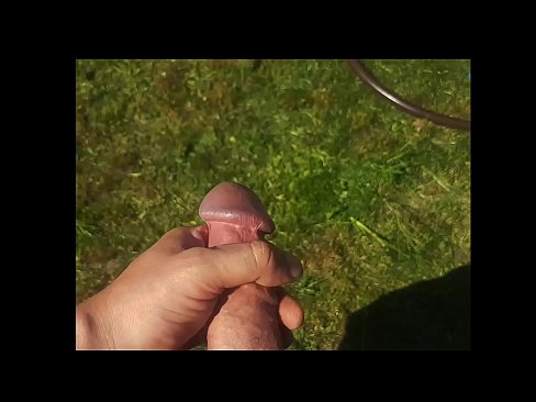 ❤️ Keçika germ di bexçeyek havînê de pisîka xwe ya pembe diqelişe û bi şuştinê dixe. ❌ Tenê porno li me ku.basseyn-vsem.ru ️❤